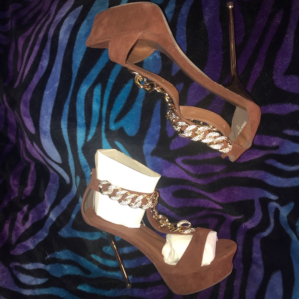 Women’s Faux sued heels with chunky chain details